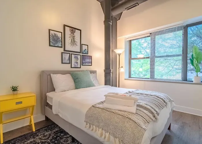Ideal 3br Business Or Leisure In Fully Stocked Kitchen & Fast Internet With Optional Parking Near Soldier Field, Grant Park & Mccormick Place Chicago