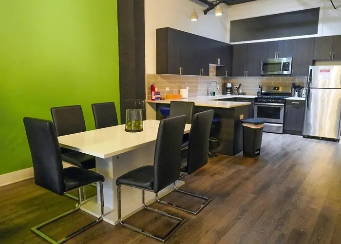 Ideal 3br Business Or Leisure In Fully Stocked Kitchen & Fast Internet With Optional Parking Near Soldier Field, Grant Park & Mccormick Place