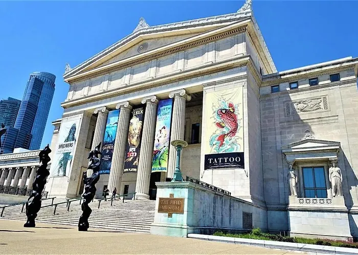 Ideal 3br Business Or Leisure In Fully Stocked Kitchen & Fast Internet With Optional Parking Near Soldier Field, Grant Park & Mccormick Place Chicago