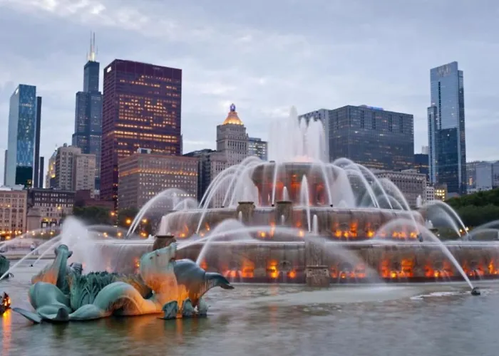 Ideal 3br Business Or Leisure In Fully Stocked Kitchen & Fast Internet With Optional Parking Near Soldier Field, Grant Park & Mccormick Place Chicago