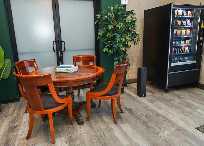 Ideal 3br Business Or Leisure In Fully Stocked Kitchen & Fast Internet With Optional Parking Near Soldier Field, Grant Park & Mccormick Place