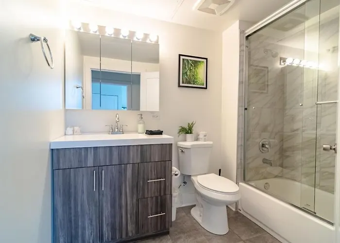 Ideal 3br Business Or Leisure In Fully Stocked Kitchen & Fast Internet With Optional Parking Near Soldier Field, Grant Park & Mccormick Place *