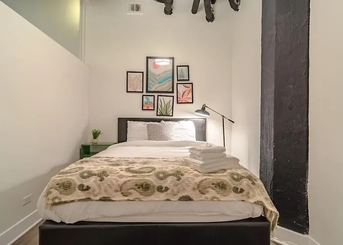 Ideal 3br Business Or Leisure In Fully Stocked Kitchen & Fast Internet With Optional Parking Near Soldier Field, Grant Park & Mccormick Place *